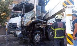 Beton pompası aracı elektrik direğine çarptı, 2 kişi yaralandı