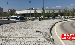 Burdur'da iki metre yüksekten terminal giriş yoluna düşen midibüsteki 15 kişi yaralandı
