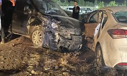 Hafif ticari araç ile otomobilin çarpışması sonucu 8 kişi yaralandı