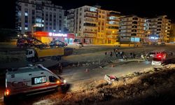 Hafif ticari araçla çarpışan sepetli motosikletin sürücüsü öldü