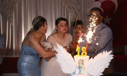 Özel gereksinimli genç kıza temsili düğünle doğum günü kutlaması