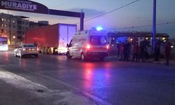 Park halindeki tırın dorsesine çarpan motosikletin sürücüsü öldü