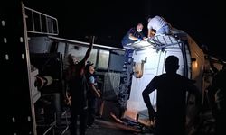 Devrilen ayçiçeği yüklü tırın sürücüsü yaralandı