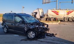 Tırla çarpışan hafif ticari araçtaki 2 kişi yaralandı