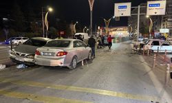 AFYONKARAHİSAR - 4 aracın karıştığı zincirleme trafik kazasında 2 kişi yaralandı