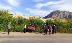 Adana'da şarampole devrilen otomobildeki 2 kişi yaralandı