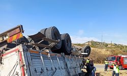 Mersin'de devrilen kamyonun sürücüsü yaralandı