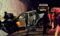 İstinat duvarına çarpan cipteki 2 kişi öldü, 2 kişi yaralandı