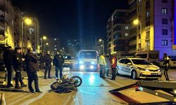 Kamyona çarpan motosikletteki 2 kişi yaralandı