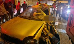 Kamyonete arkadan çarpan otomobildeki 1 kişi öldü, 2 kişi yaralandı