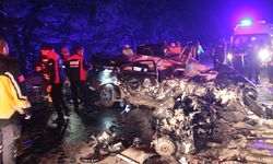 Otomobil ile tırın çarpıştığı kazada 3 kişi öldü