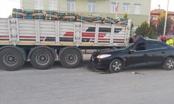 Park halindeki tıra çarpan otomobildeki 4 kişi yaralandı