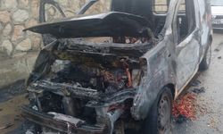 Serik'te hafif ticari araçta seyir halindeyken yangın çıktı