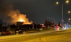 Bir restoranda çıkan yangına müdahale ediliyor
