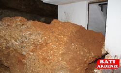 Antalya'da heyelanda kayan kaya parçası 2 katlı eve çarptı