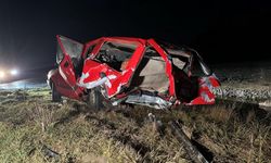 Hafif ticari araç ile otomobilin çarpıştığı kazada 1 kişi öldü, 2 kişi yaralandı