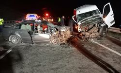Minibüsle otomobilin çarpıştığı kazada 3 kişi öldü, 5 kişi yaralandı