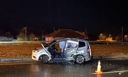 Otomobil ile hafif ticari aracın çarpışması sonucu 1 kişi öldü, 5 kişi yaralandı