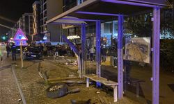 Otomobil otobüs durağına çarptı, 3 üniversite öğrencisi yaralandı