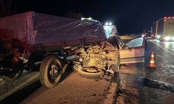 Traktörün römorkuna çarpan otomobilde 1 kişi öldü, 1 kişi yaralandı