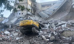 Yıkım çalışması sırasında çöken bina iş makinesine zarar verdi
