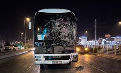 Yolcu otobüsü, tır ve otomobilin çarpıştığı kazada 2 kişi yaralandı