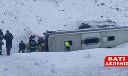 Erzincan'da Yolcu Otobüsü Şarampole Devrildi