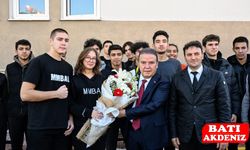 Gençliğinde çift sürdüğü bahçede öğrencilerle buluştu