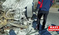 Lastiği patlayan araç refüje çarptı: 3'ü ağır 5 yaralı