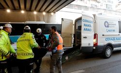 Antalya'da alt geçit bariyerine çarpan motosikletin sürücüsü öldü