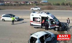 Otomobil ile ambulans çarpıştı: 5 yaralı