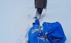 Zorlu hava şartları neler yaptırdı! Cansız bedeni brandayla taşındı