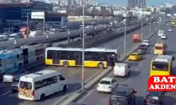 Halk otobüsü kazası, trafiği kilitledi