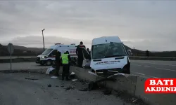 Servis istinat duvarına girdi: 21 yaralı