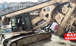 200 Tonluk makine yokuş aşağı kaydı: 3 araca çarparak durabildi