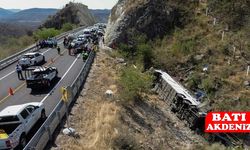 Otobüs uçuruma yuvarlandı :  En az 18 ölü