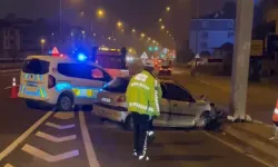 Otomobil refüje girdi! Yaralılar var