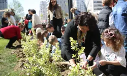 Yeni parkın bitkilerini minikler dikti