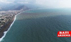 Antalya’nın Denizi 3 Renkte Parladı! Bu Doğa Olayı Görenleri Şok Etti