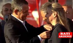 CHP’ye Yeni Kan: Rozetini Özgür Özel’den Aldı