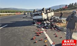 Elmalı–Korkuteli Yolunda Kamyonet Devrildi: Domatesler Yola Saçıldı