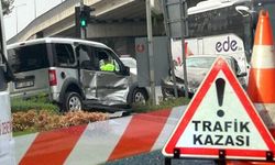 Antalya'da kavşakta kaza! Hafif ticari araç sürücüsü yaralandı!