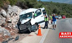 Demre’de Tur Minibüsü Kayalıklara Çarptı: 17 Yaralı
