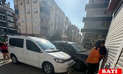 Kumluca’da korkutan kaza: Kontrolden çıkan otomobil AVM’ye çarparak durabildi