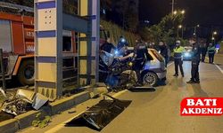 Üst Geçidin Ayağına Çarpan Otomobil İkiye Ayrıldı!