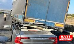 Tıra Saplanan Volvo Demir Yığınına Döndü!