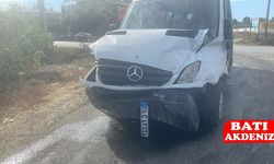 Antalya’da Servis ve Tur Minibüsü Çarpıştı: 9 Öğrenci Yaralı