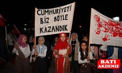 Cumhuriyet Sevinci Kumluca’da Geceyi Aydınlattı!