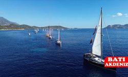 Antalya Semalarında Cumhuriyet Coşkusu: 50 Paraşütçü Bayraklarla Atladı