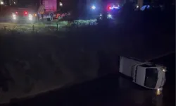 Düzce'de kamyonet su kanalına devrildi!